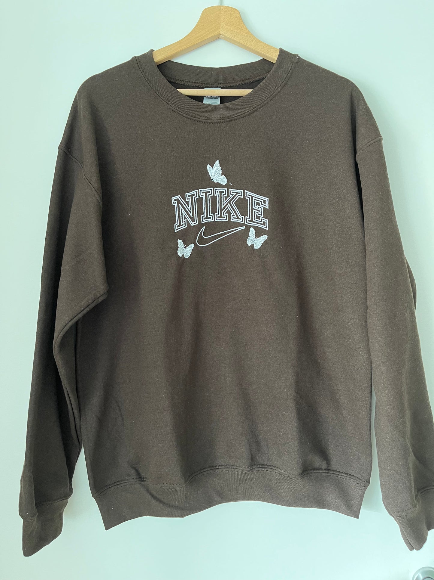 Sweat brodé avec papillons style vintage