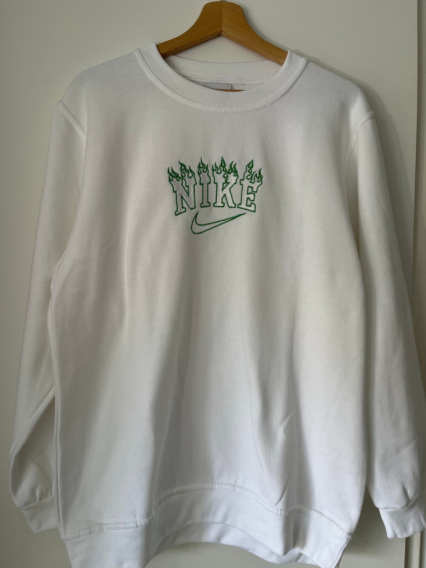 Sweat brodé motif flammes